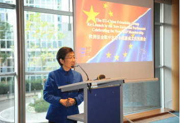 驻欧盟使团团长杨燕怡大使出席新一届欧中友好协会成立酒会